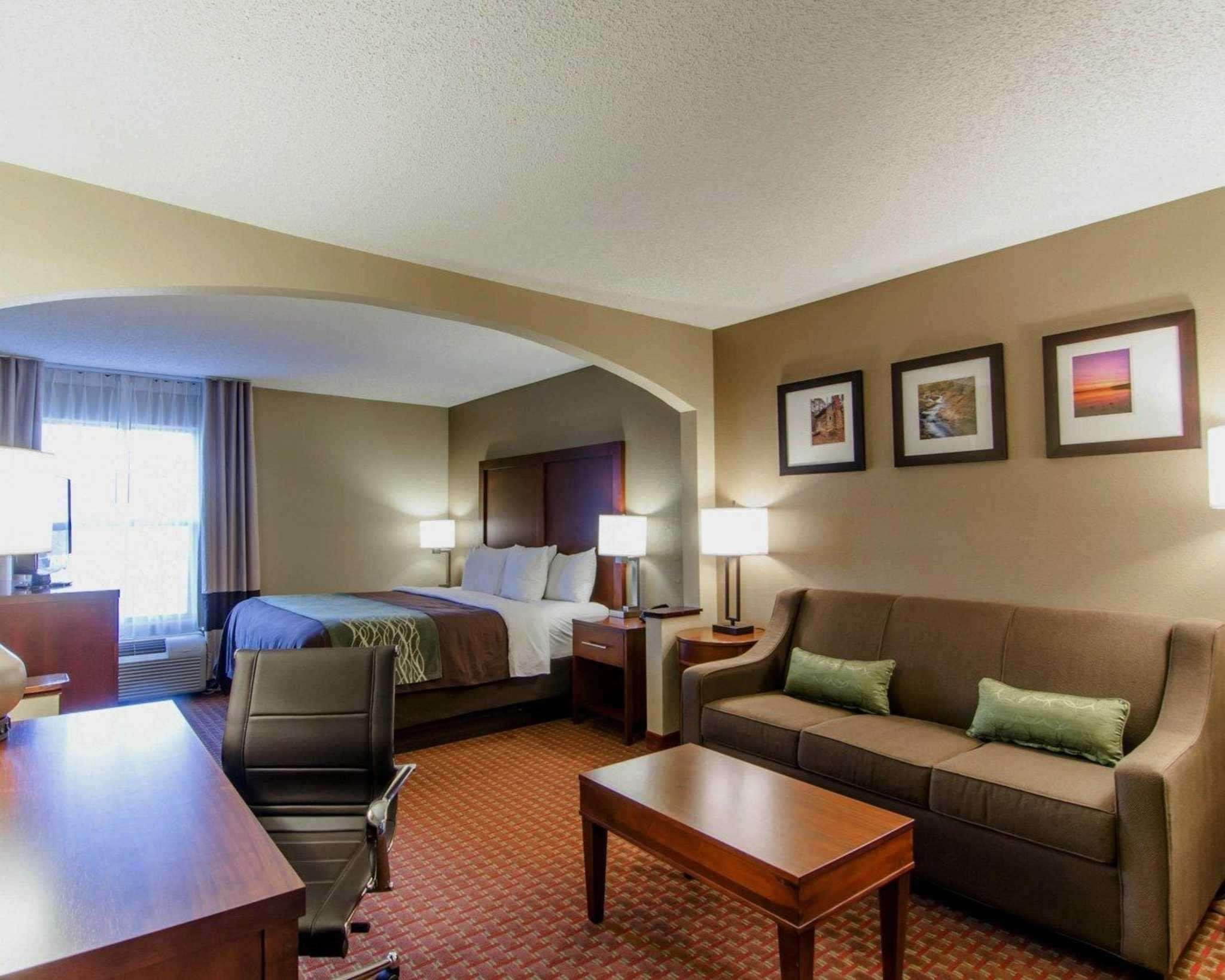Hotel Clarion Pointe - Holly Springs