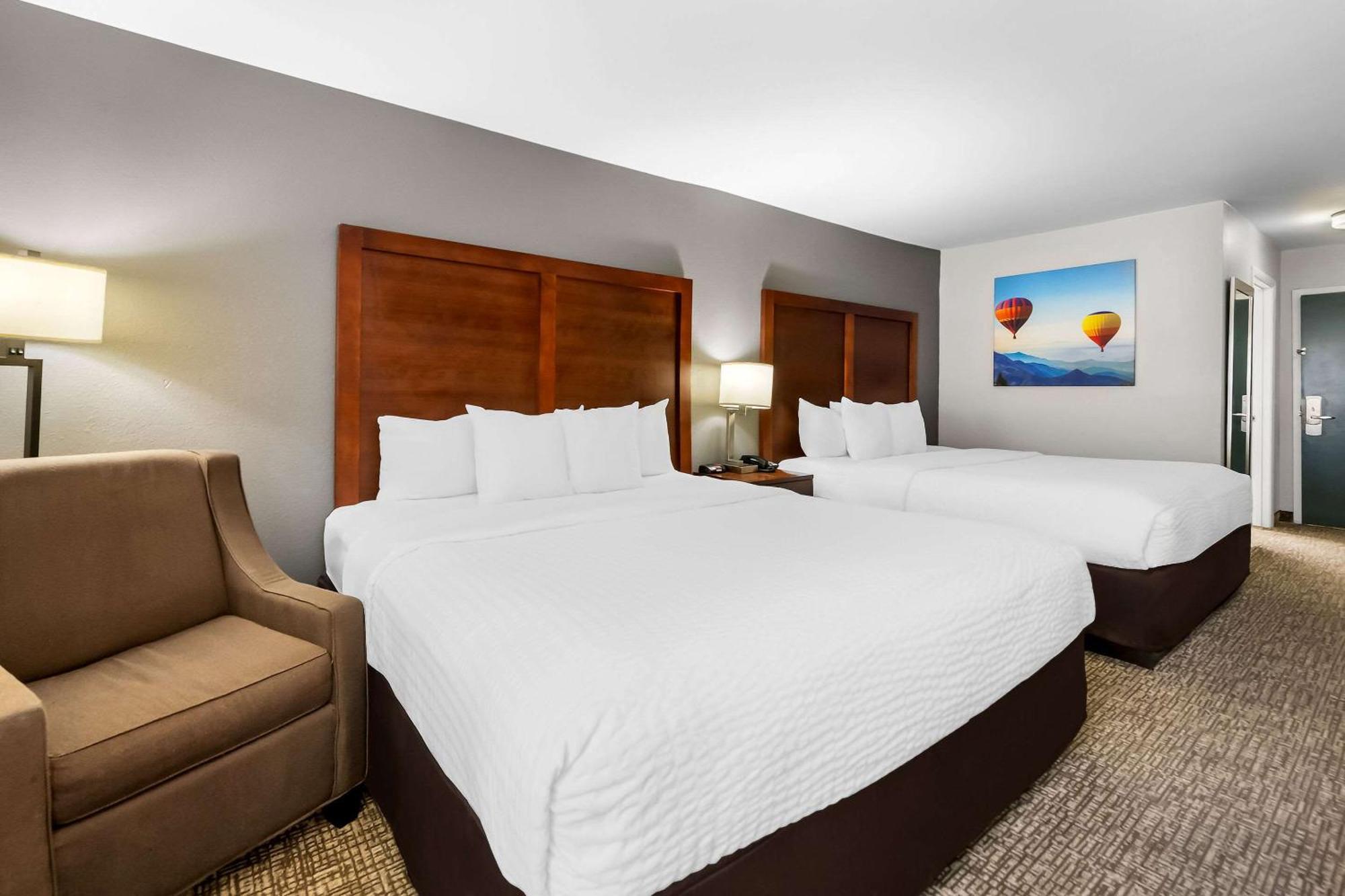 Clarion Pointe - Holly Springs 2*