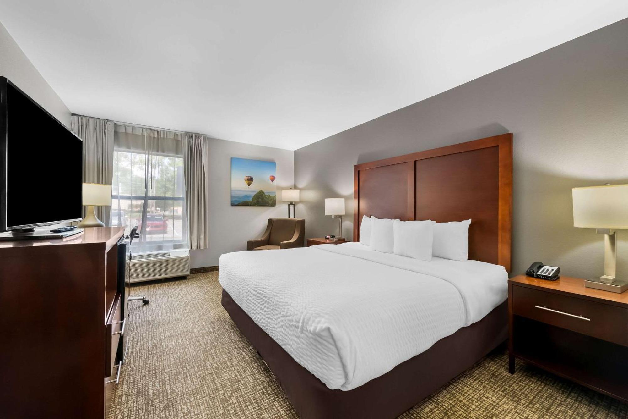 Clarion Pointe - Holly Springs Hotel