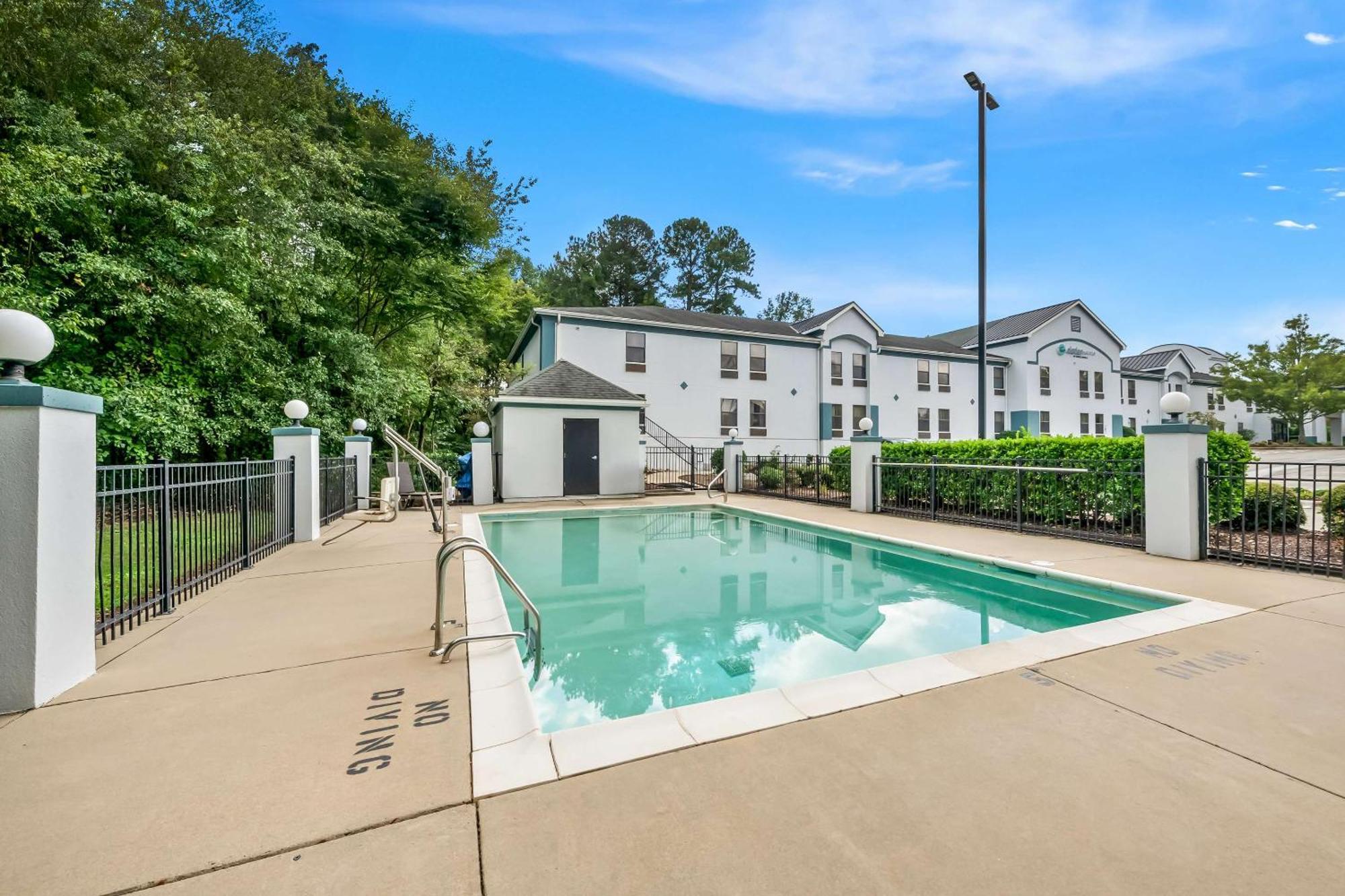 Clarion Pointe - Holly Springs Hotel 2*