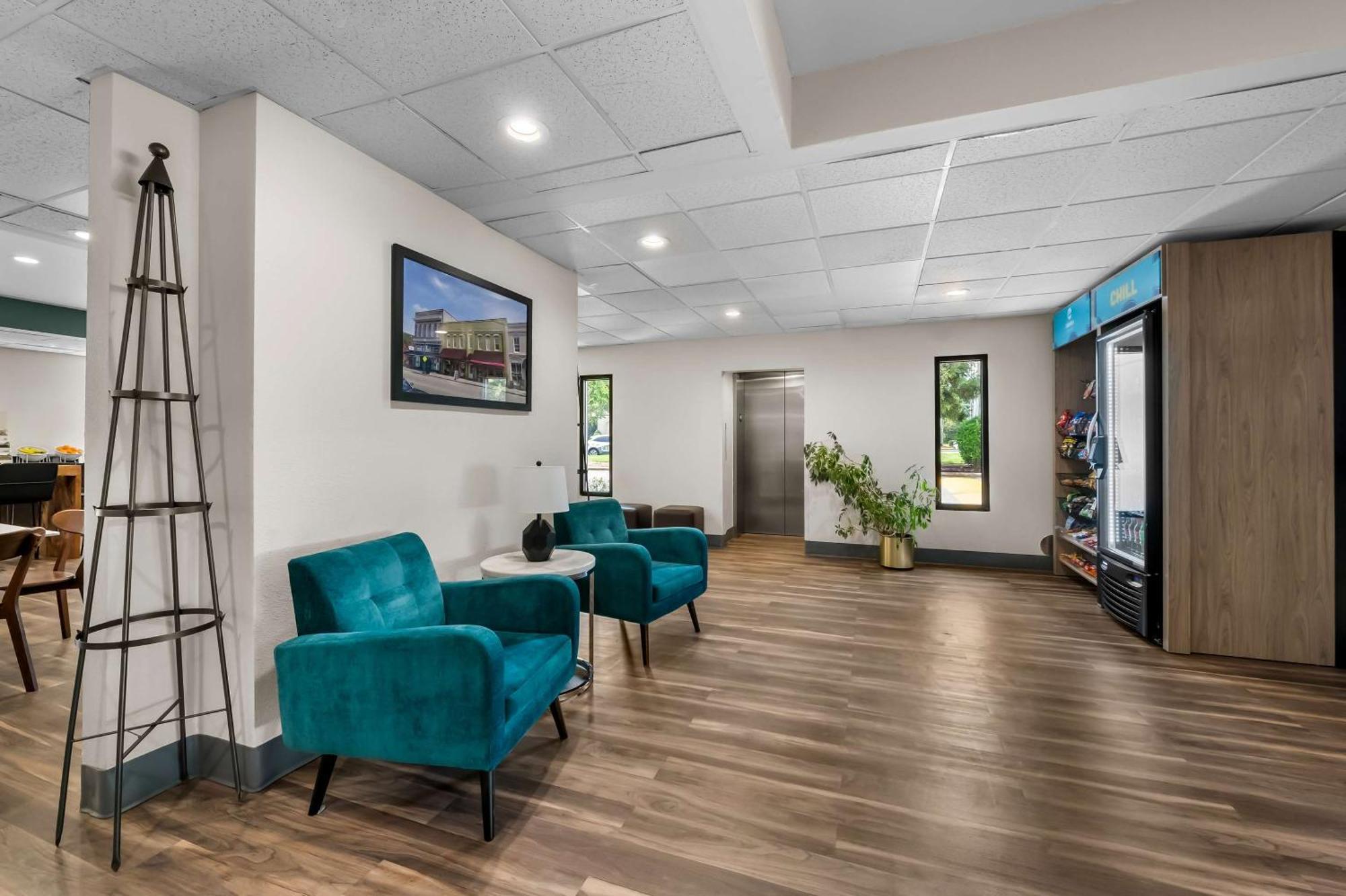 Clarion Pointe - Holly Springs Hotel