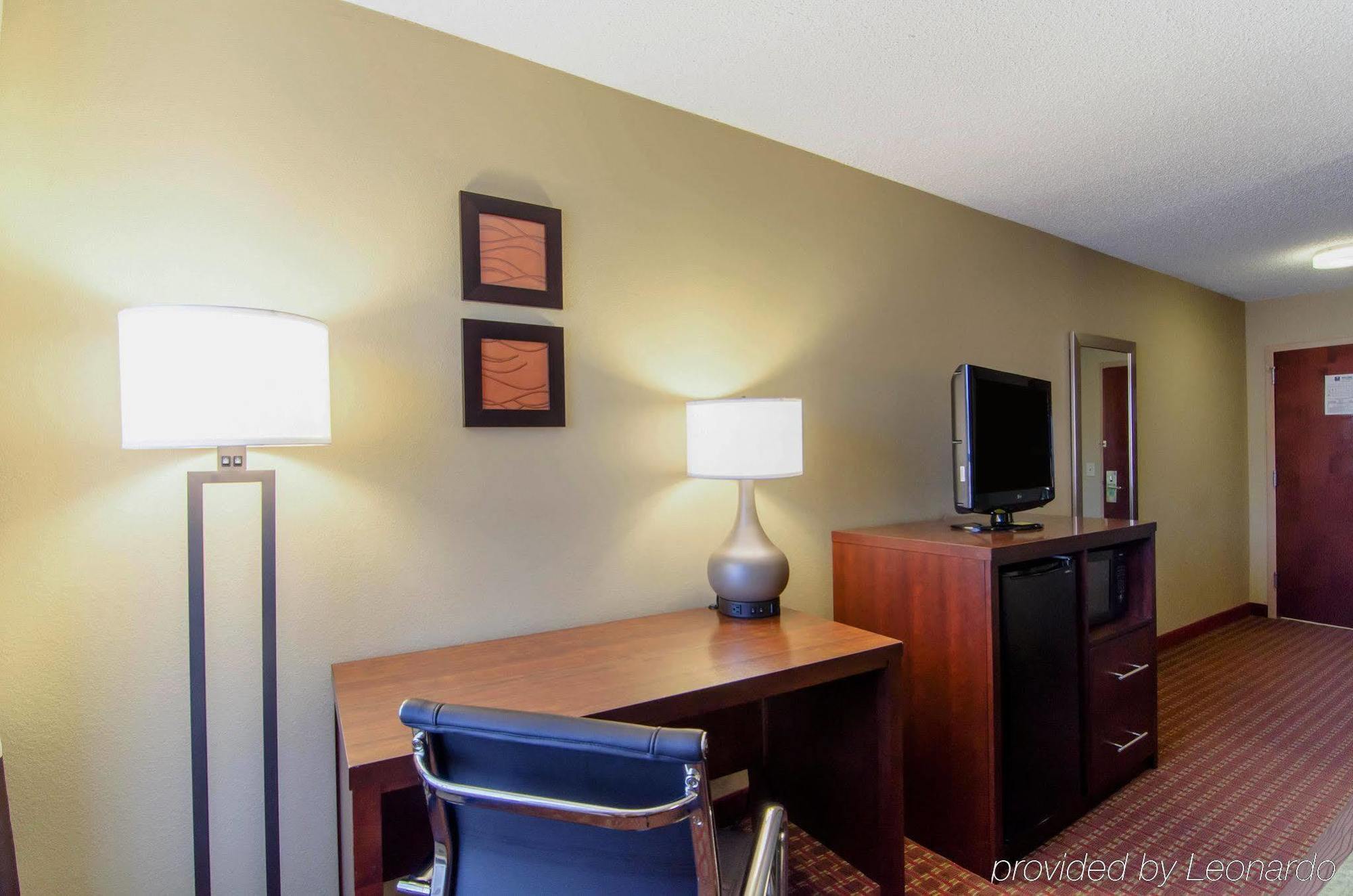 Hotel Clarion Pointe - Holly Springs 2*