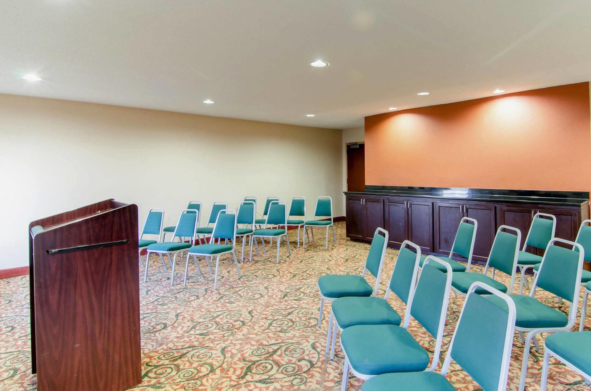 Clarion Pointe - Holly Springs Hotel Apex