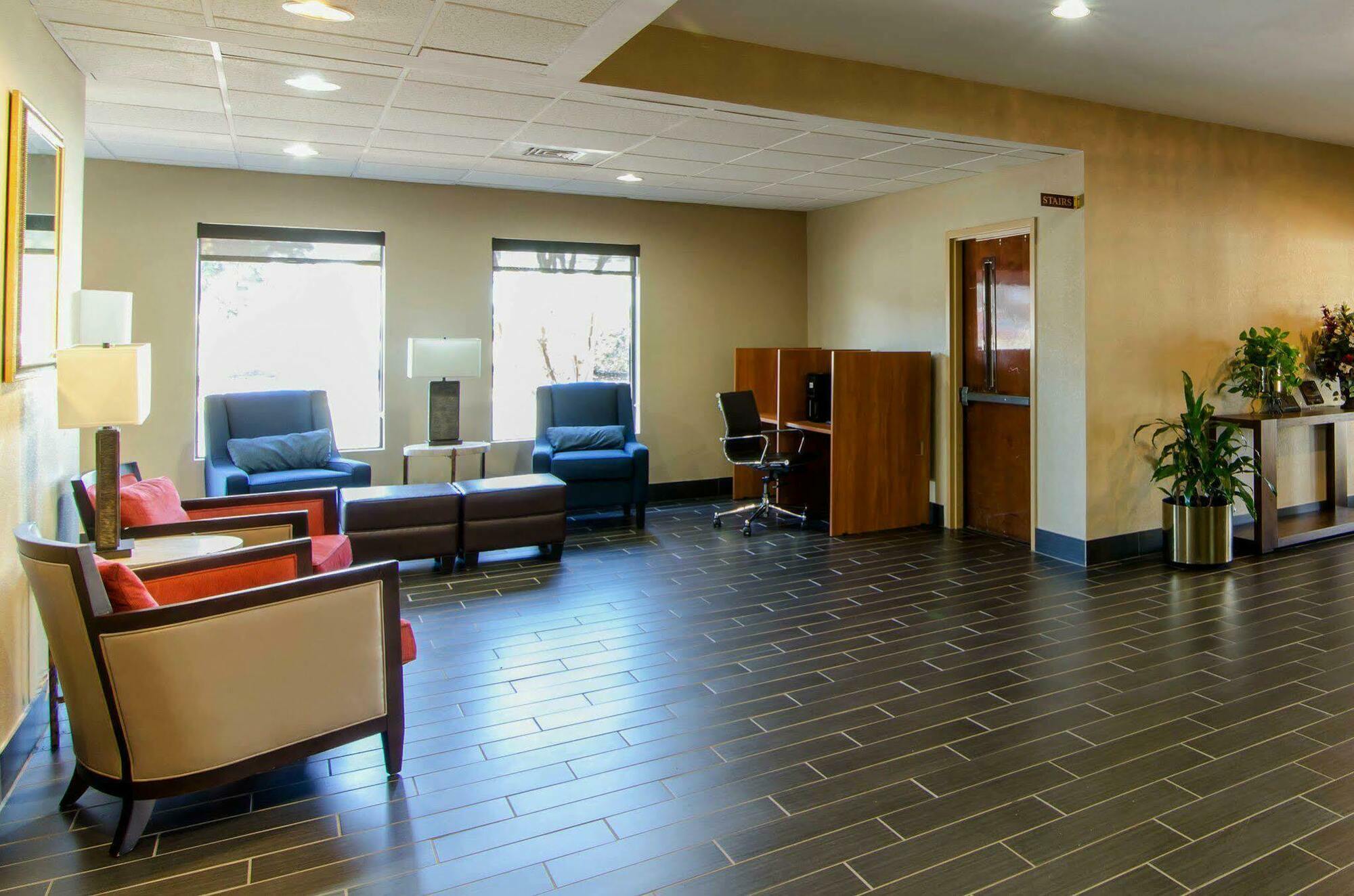 Hotel Clarion Pointe - Holly Springs