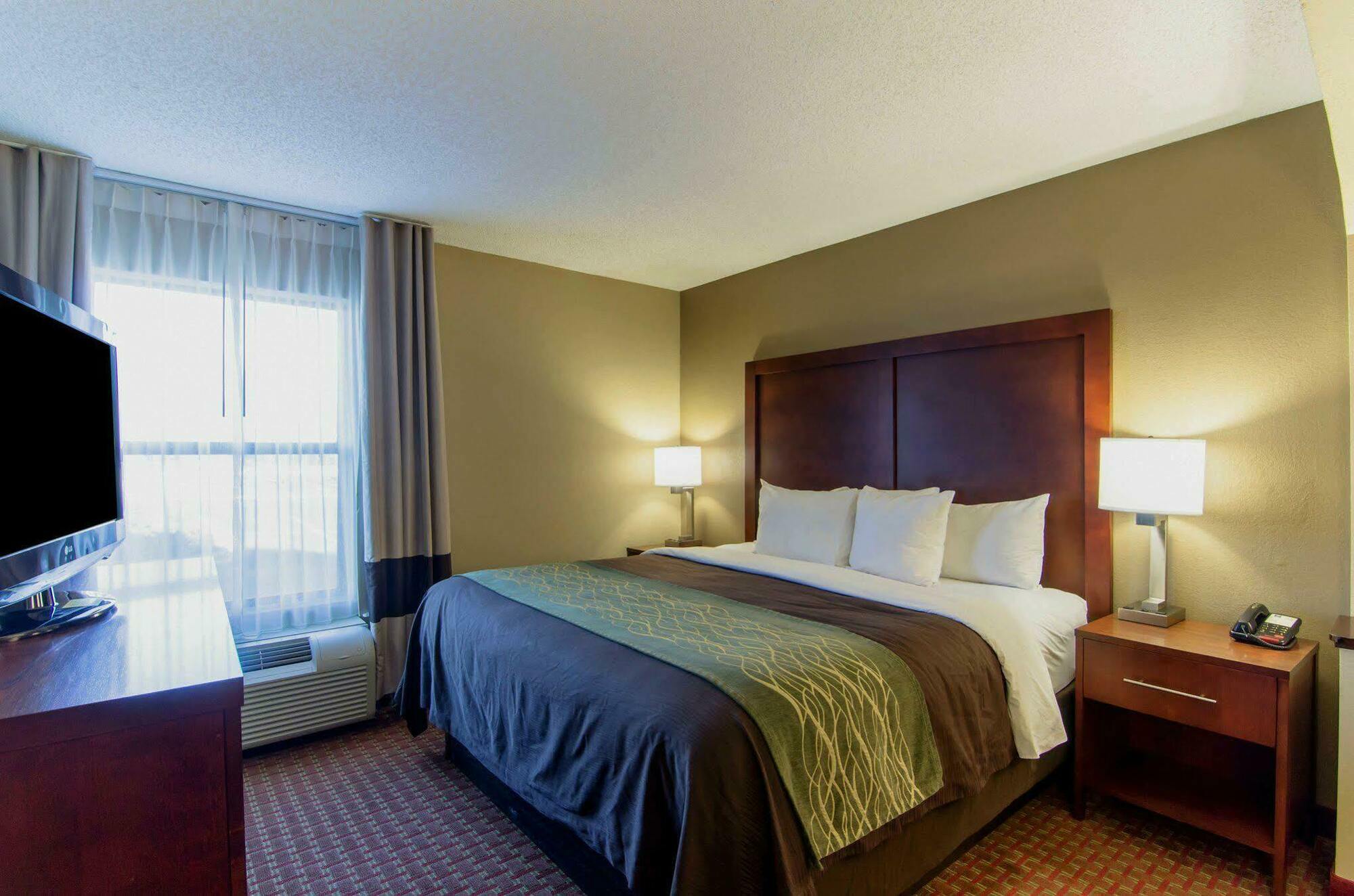Hotel Clarion Pointe - Holly Springs