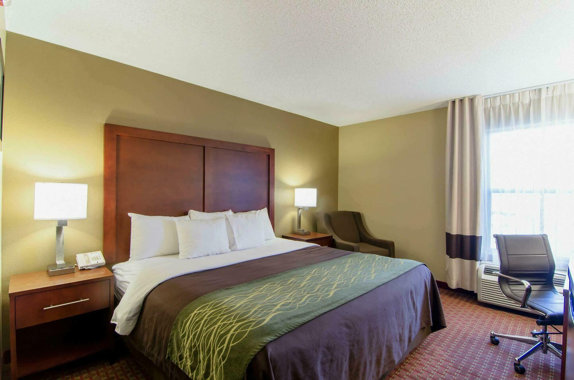 Clarion Pointe - Holly Springs Hotel