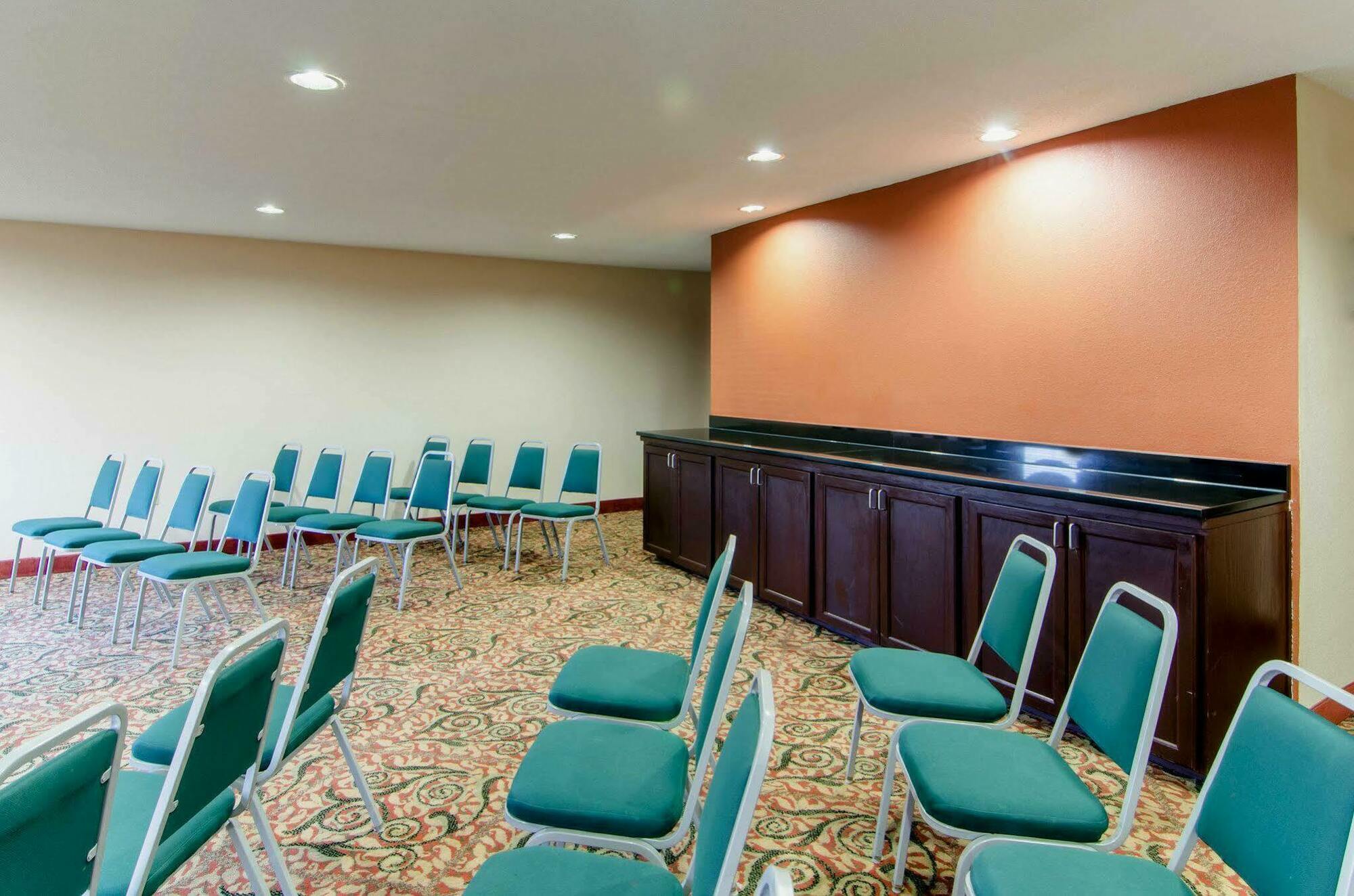 Clarion Pointe - Holly Springs Hotel