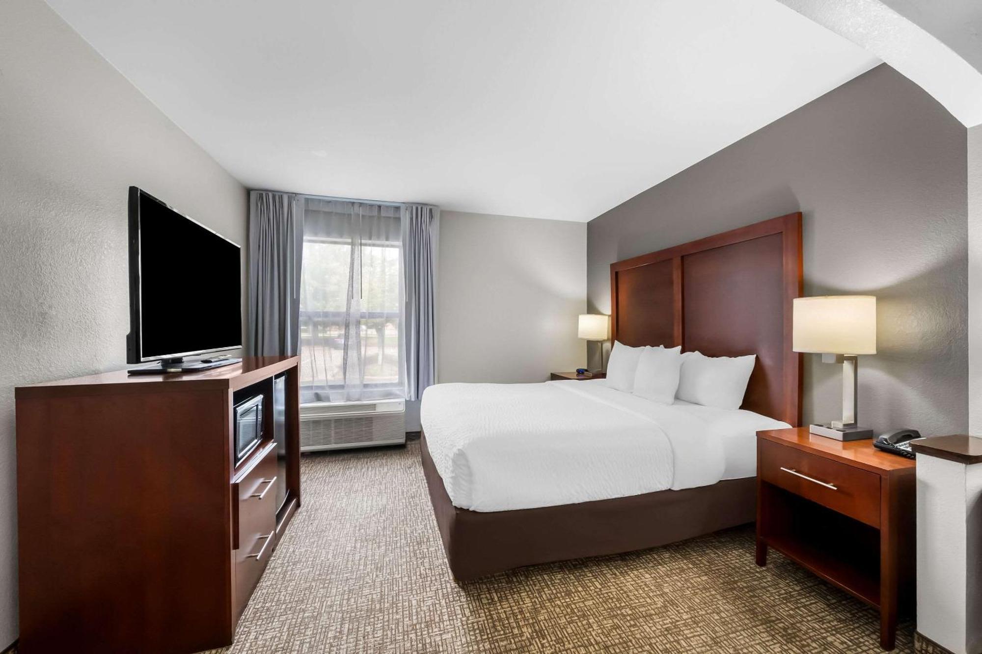 Hotel Clarion Pointe - Holly Springs